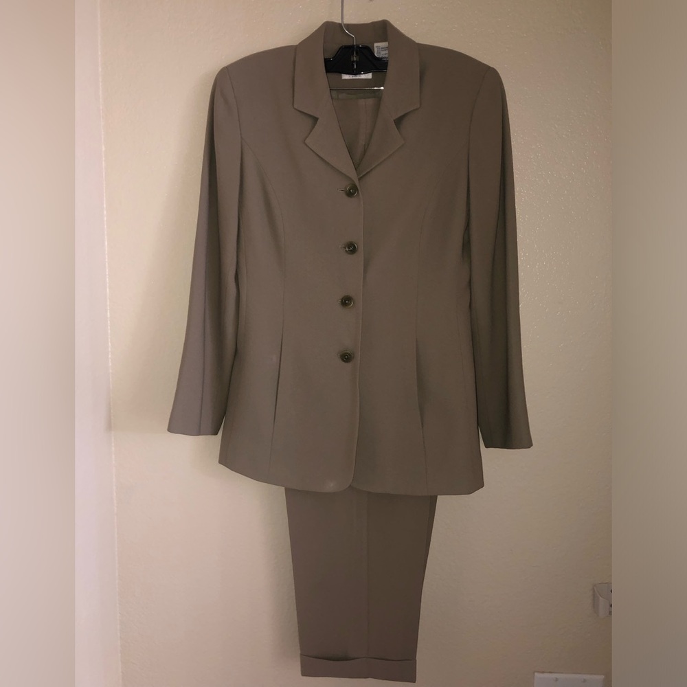 Preview Collection Petites Tan Pant Suit (Blazer Sz 4P- Pants Sz 2P)